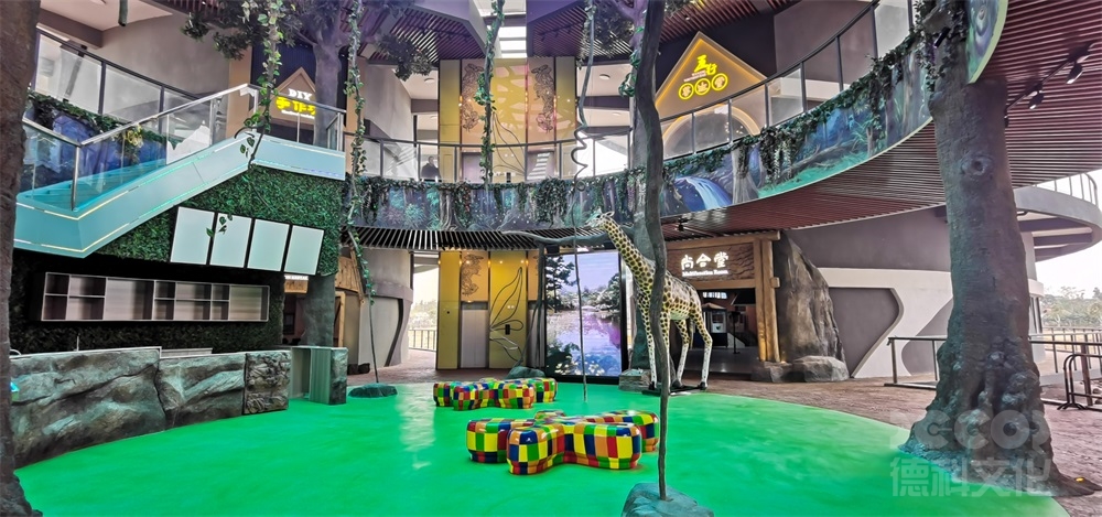 在科技展廳設計中，如何運用人工智能技術提供個性化的參觀體驗？