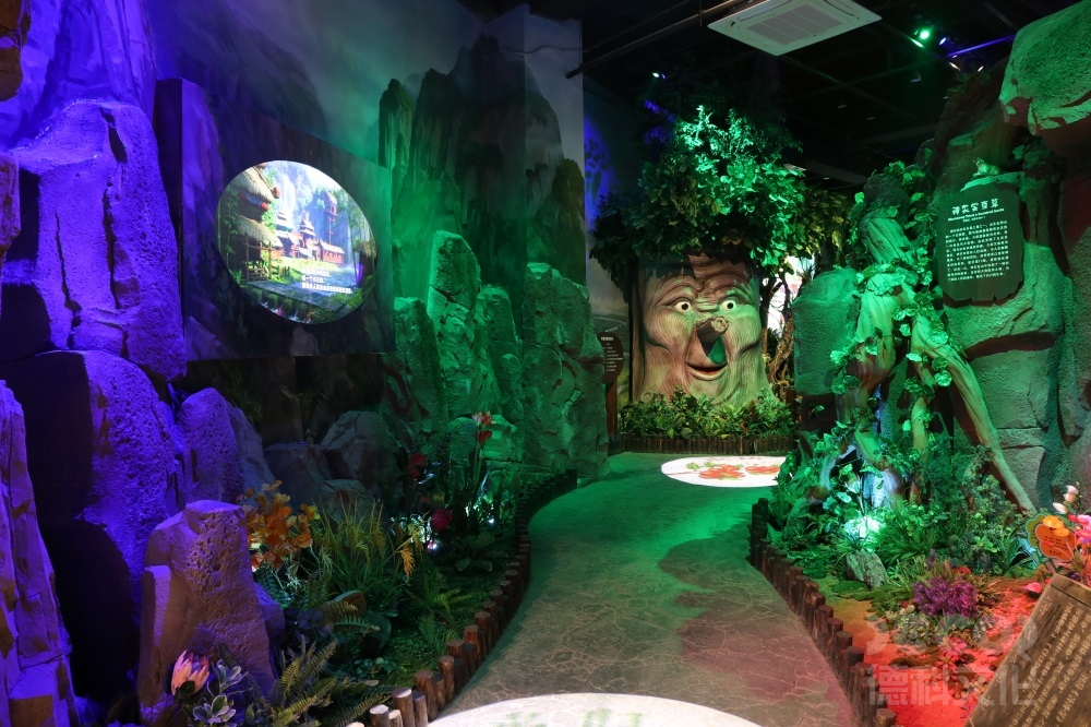 在科技展廳設(shè)計中，如何運用數(shù)字化展示和信息交流技術(shù)？