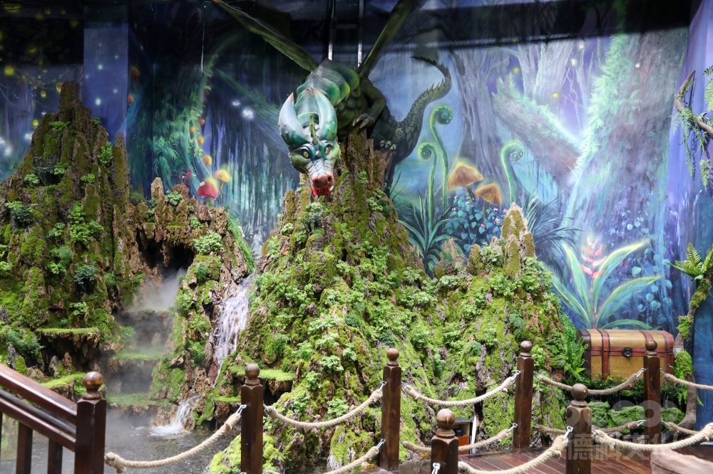 科技展廳設計中如何利用可視化和互動展示方式吸引參觀者？