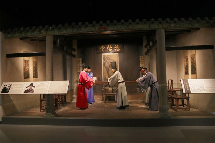 雕塑博物館裝修的展示柜應如何設計以便于觀賞和保護雕塑？